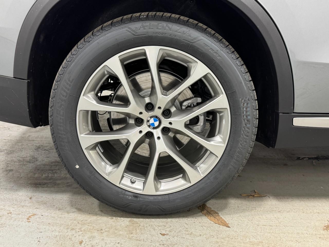 BMW X5 Vehicle Full-screen Gallery Image 5