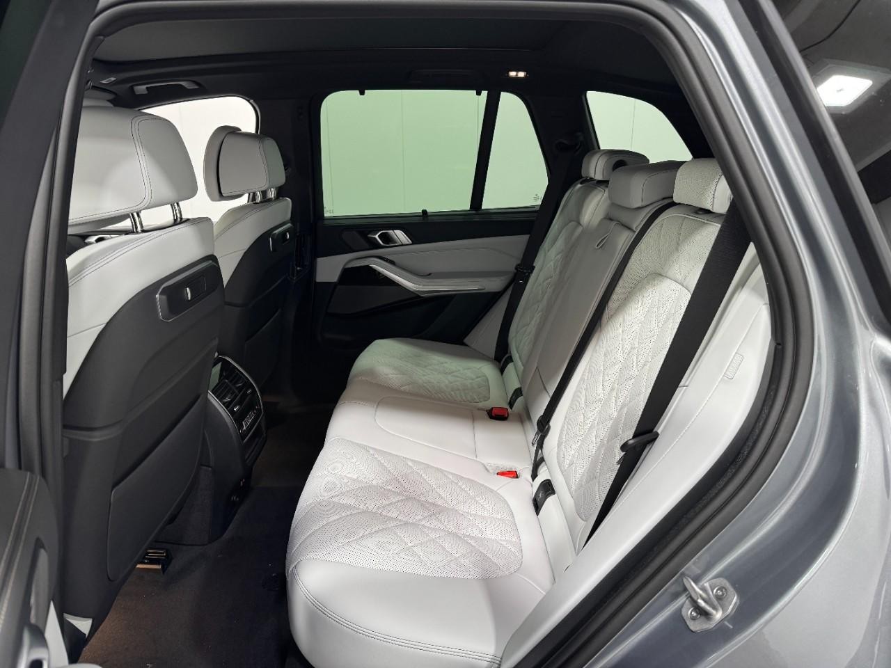 BMW X5 Vehicle Full-screen Gallery Image 8