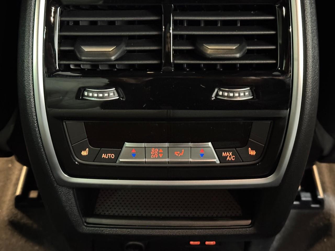 BMW X5 Vehicle Full-screen Gallery Image 11