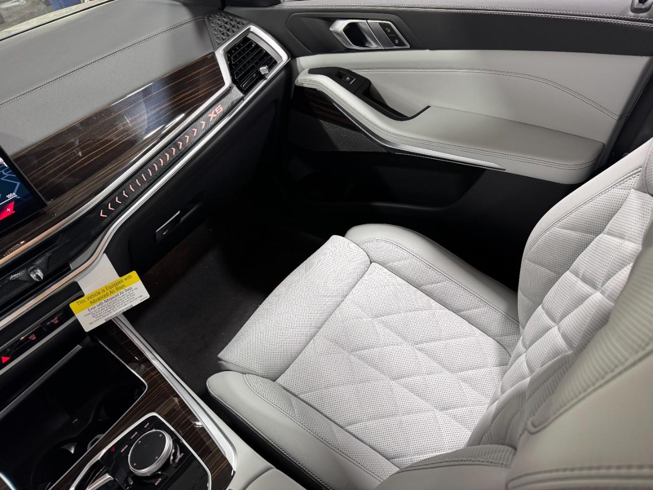 BMW X5 Vehicle Full-screen Gallery Image 17