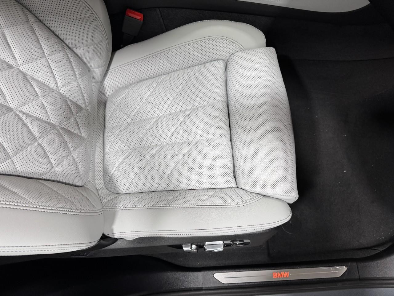 BMW X5 Vehicle Full-screen Gallery Image 19