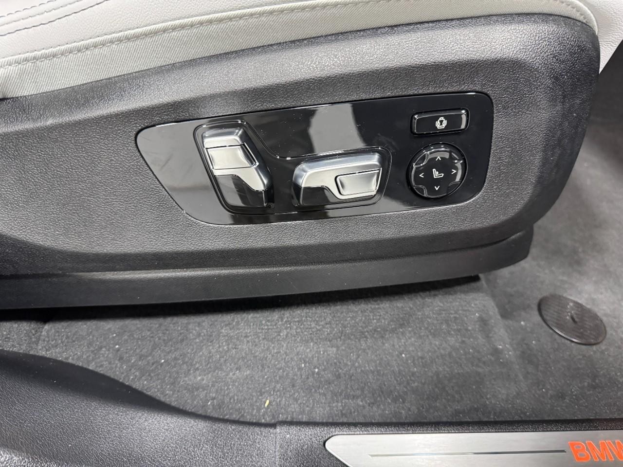 BMW X5 Vehicle Full-screen Gallery Image 20