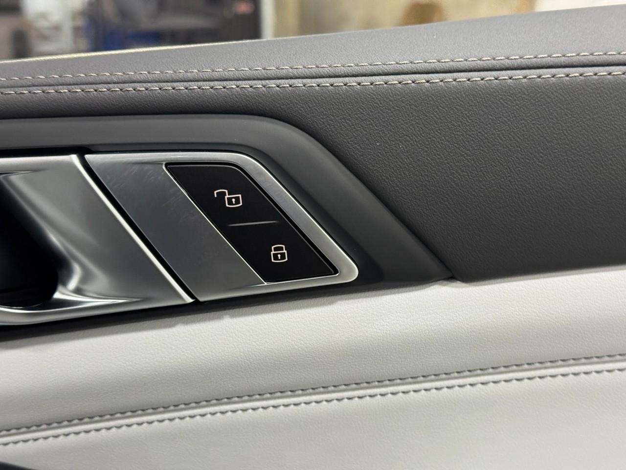 BMW X5 Vehicle Full-screen Gallery Image 21