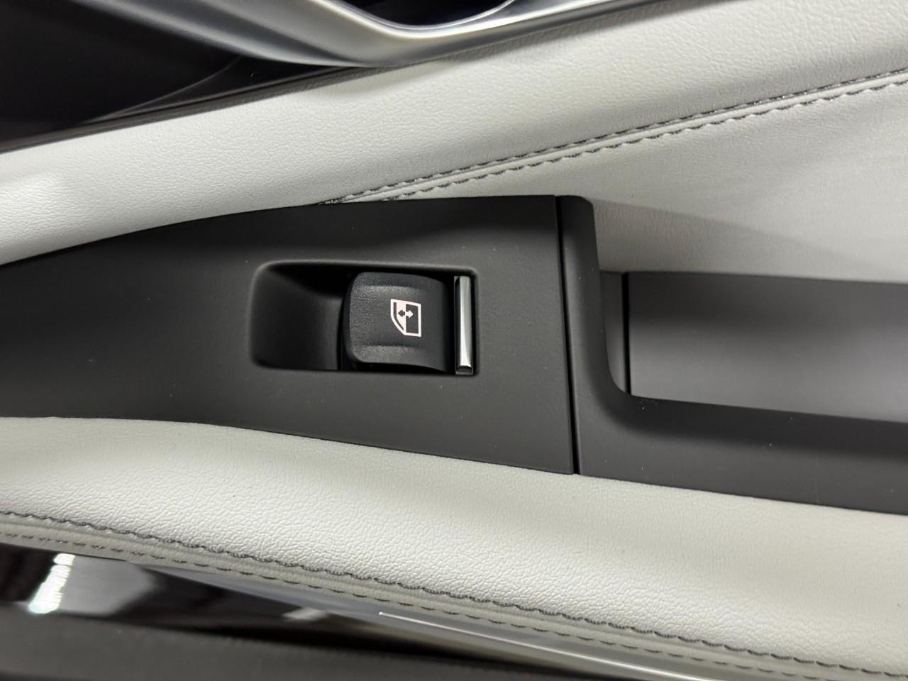 BMW X5 Vehicle Full-screen Gallery Image 22