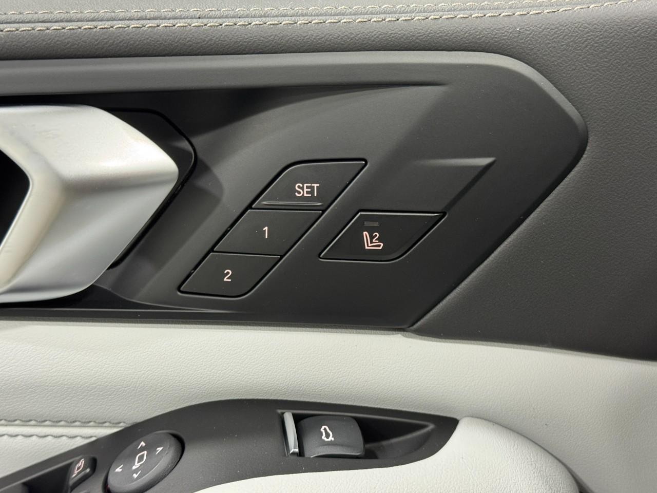 BMW X5 Vehicle Full-screen Gallery Image 24