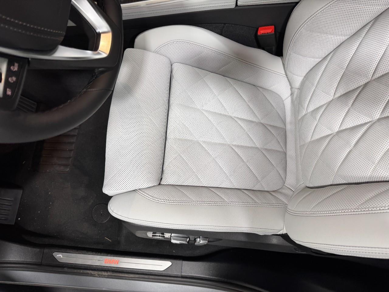 BMW X5 Vehicle Full-screen Gallery Image 28