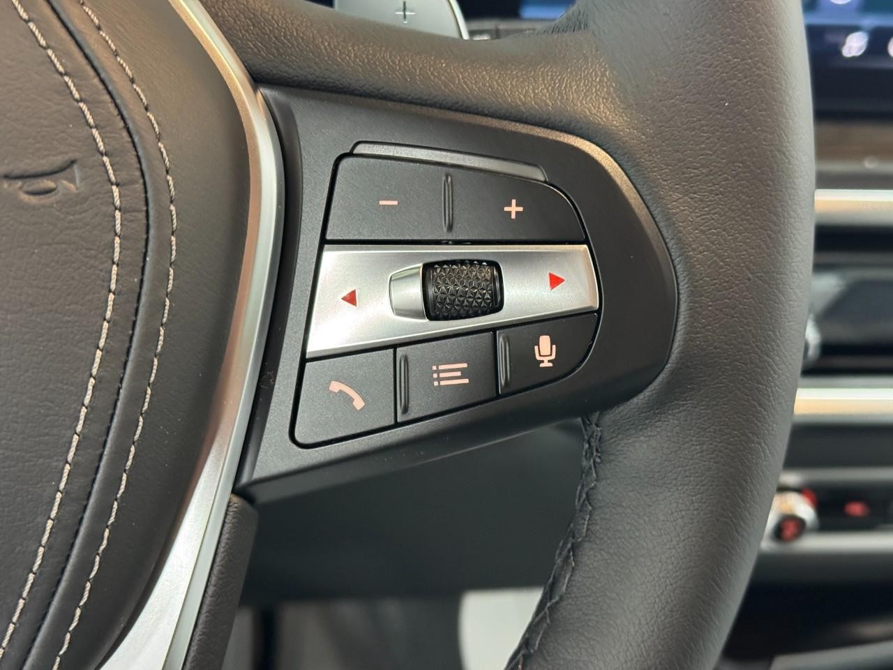 BMW X5 Vehicle Full-screen Gallery Image 32