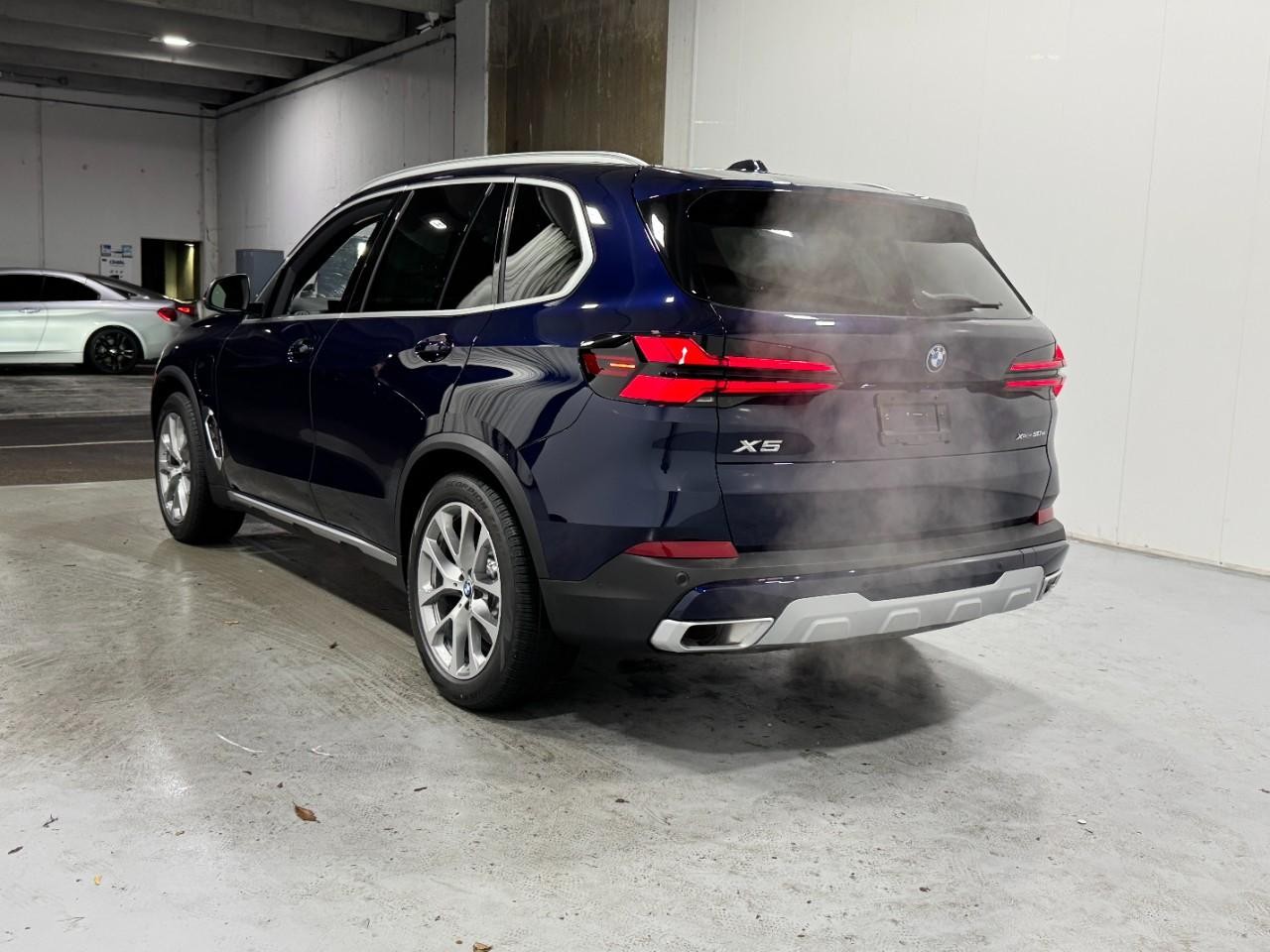 BMW X5 Vehicle Full-screen Gallery Image 3