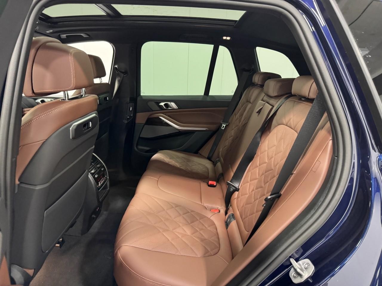 BMW X5 Vehicle Full-screen Gallery Image 8