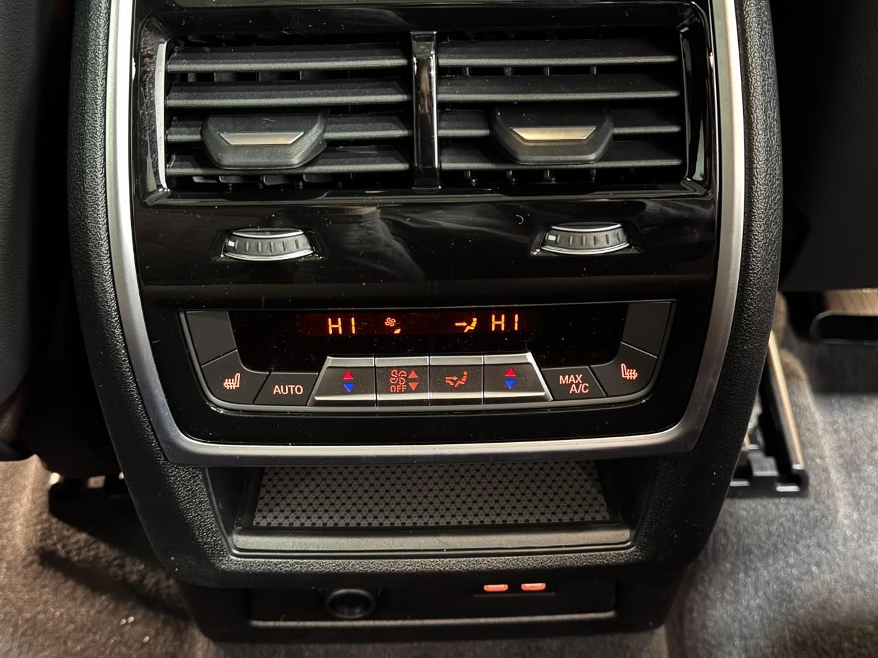 BMW X5 Vehicle Full-screen Gallery Image 11