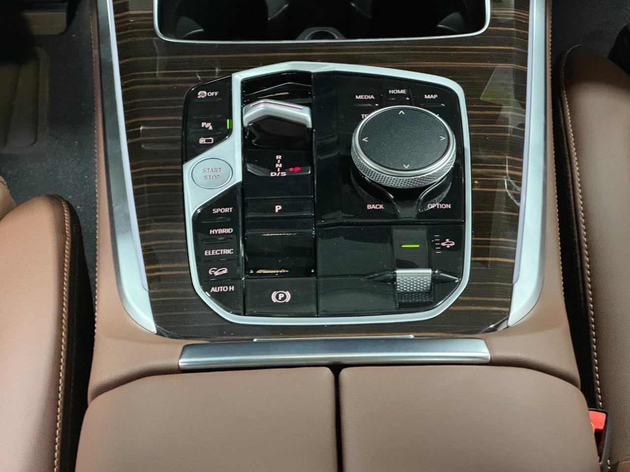 BMW X5 Vehicle Full-screen Gallery Image 16