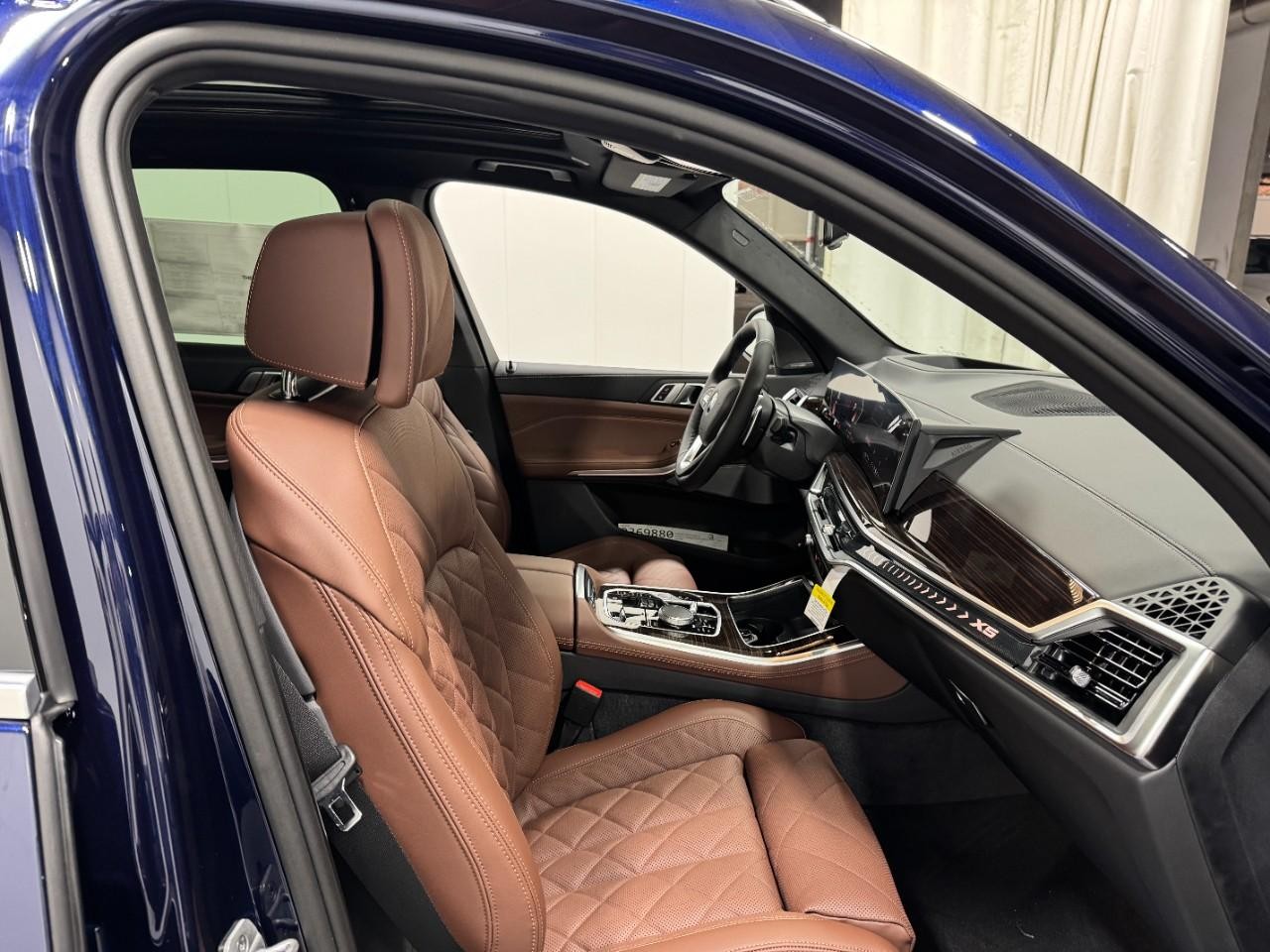 BMW X5 Vehicle Full-screen Gallery Image 18