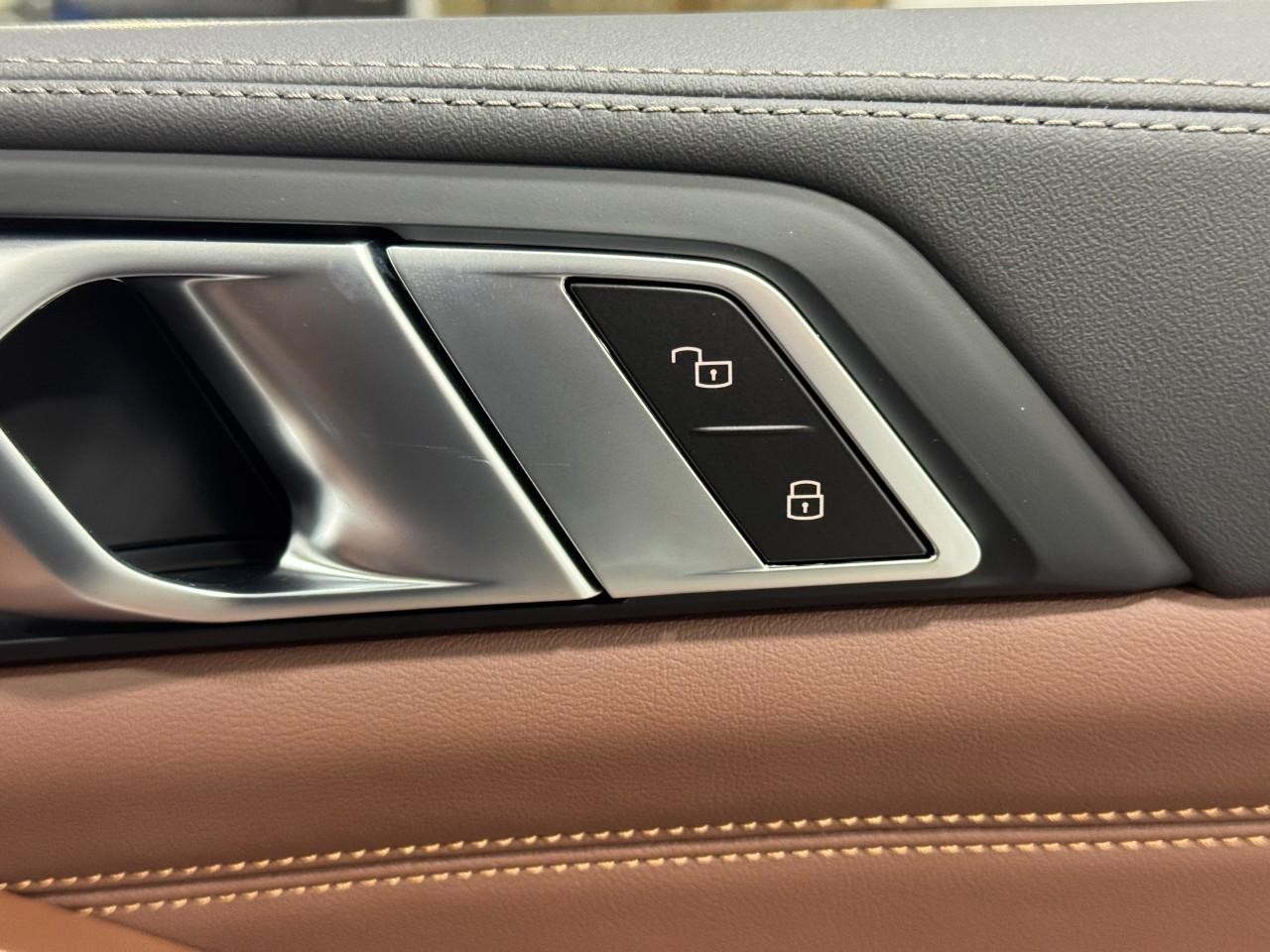 BMW X5 Vehicle Full-screen Gallery Image 21