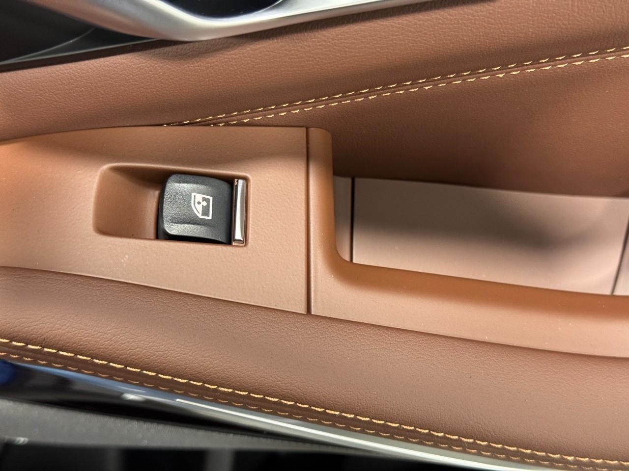 BMW X5 Vehicle Full-screen Gallery Image 22