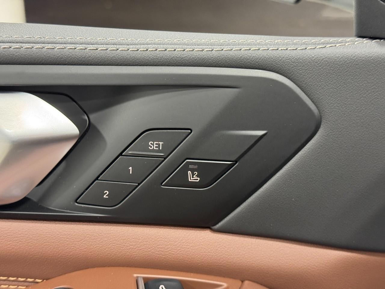 BMW X5 Vehicle Full-screen Gallery Image 24