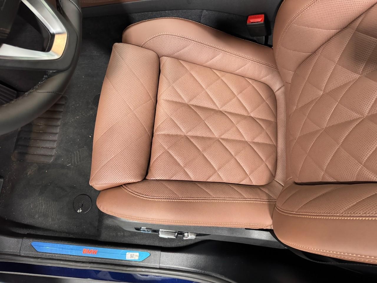 BMW X5 Vehicle Full-screen Gallery Image 28