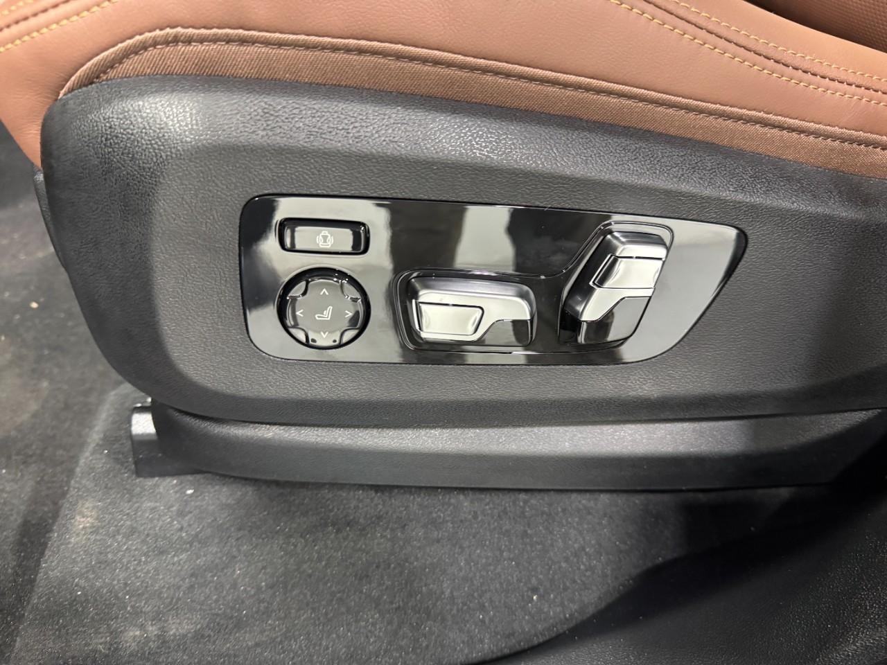 BMW X5 Vehicle Full-screen Gallery Image 29