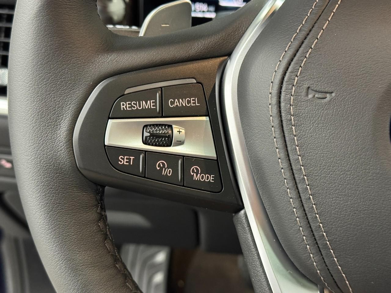 BMW X5 Vehicle Full-screen Gallery Image 31