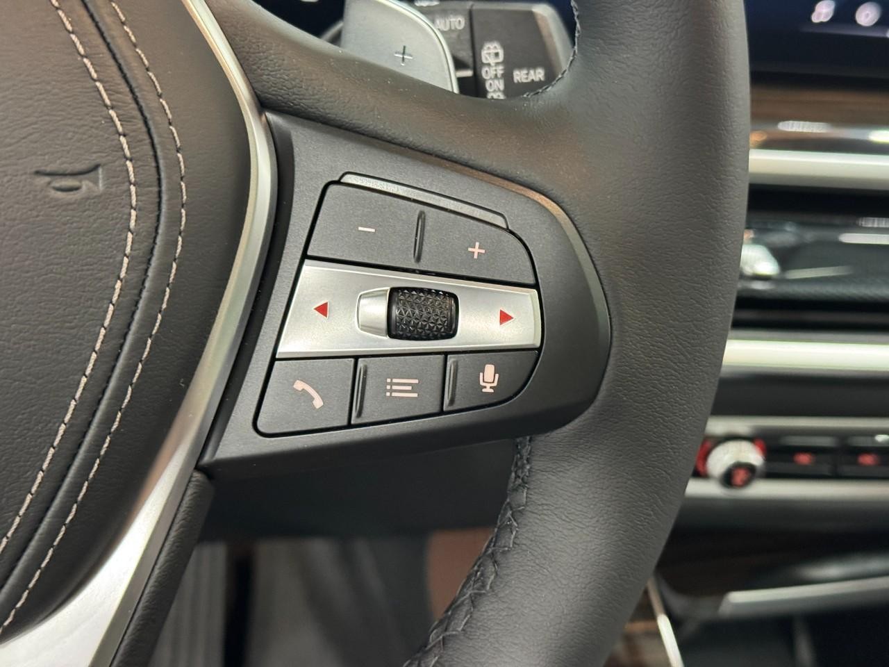 BMW X5 Vehicle Full-screen Gallery Image 32