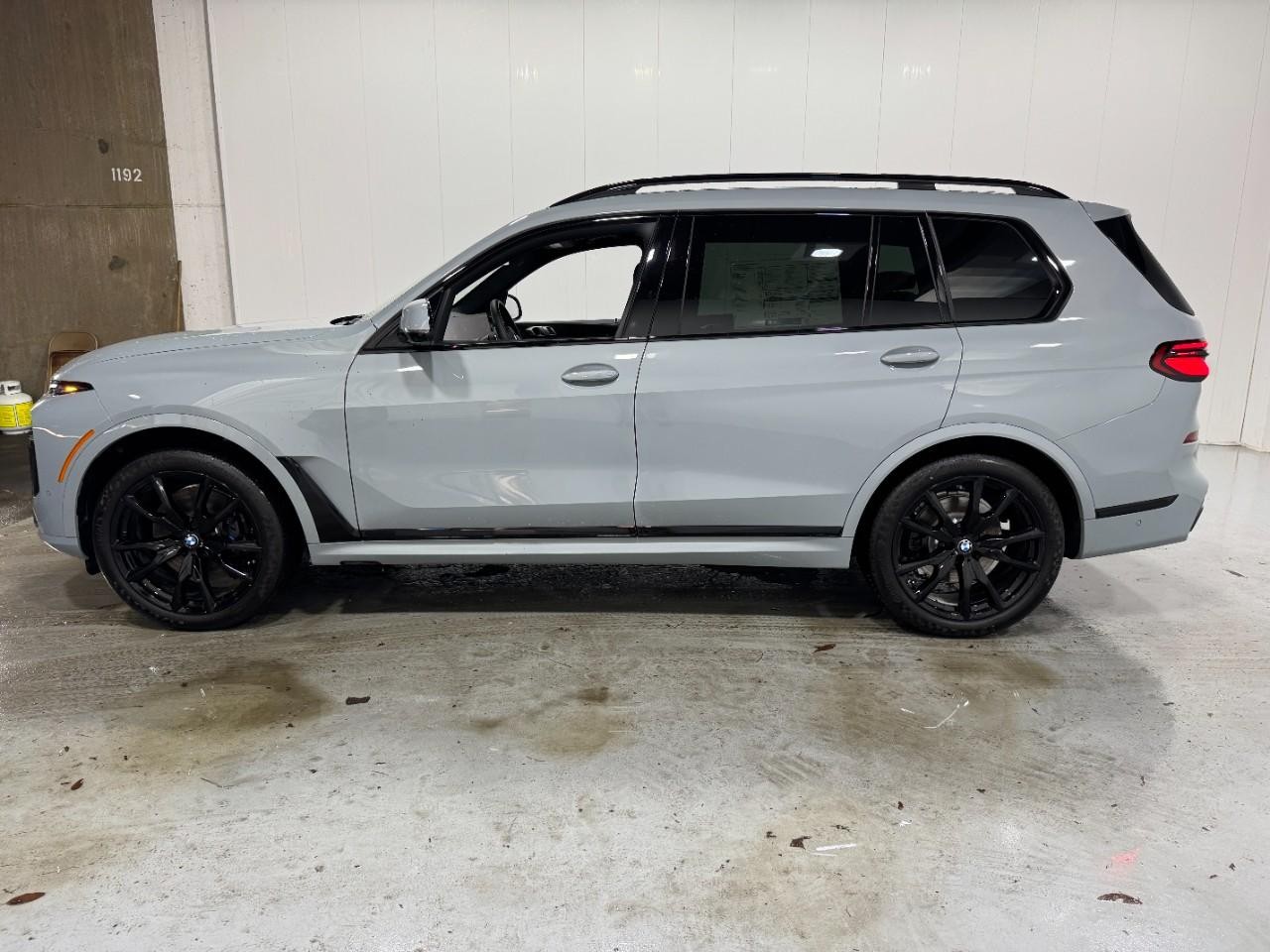 BMW X7 Vehicle Full-screen Gallery Image 2