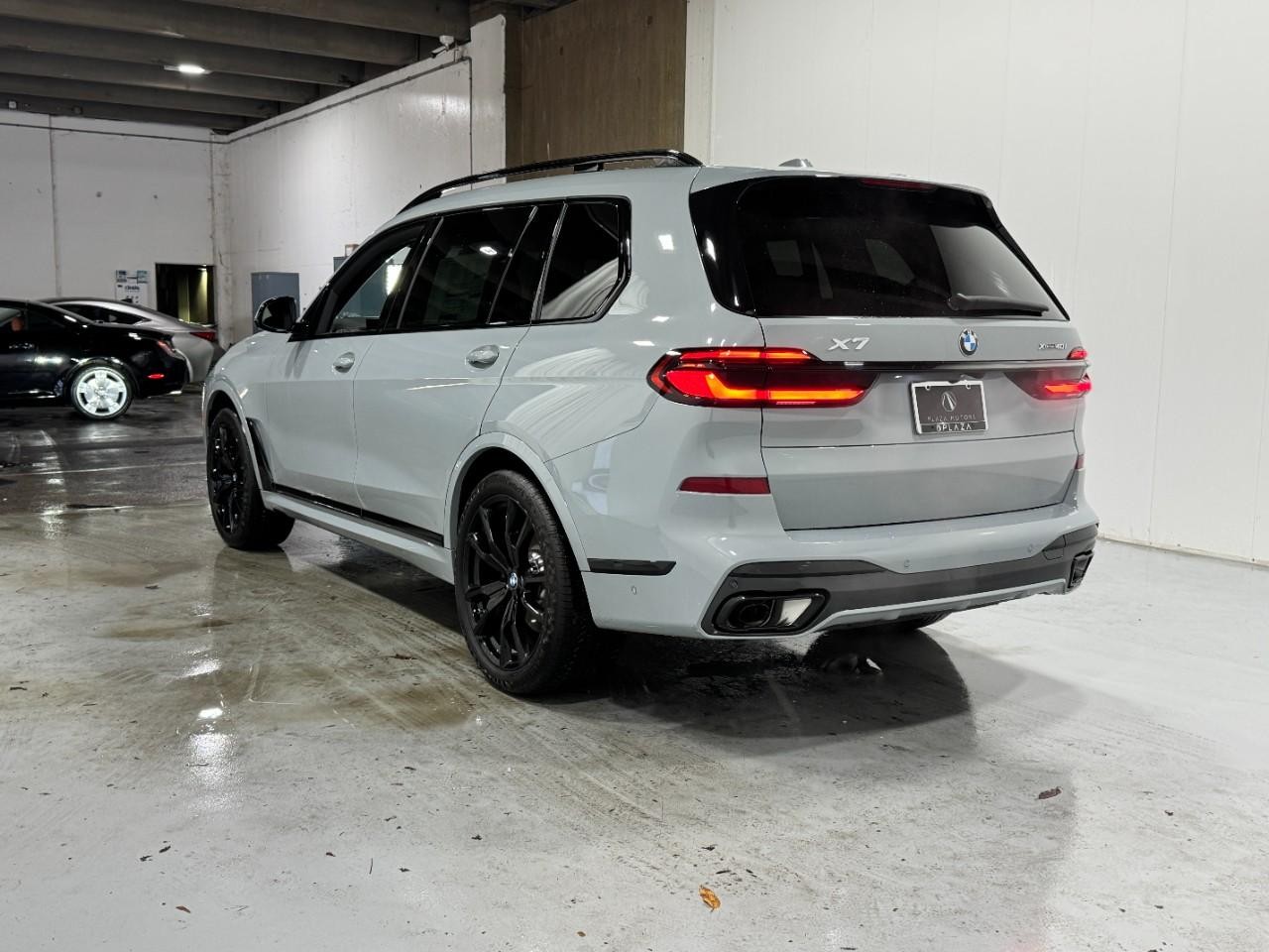 BMW X7 Vehicle Full-screen Gallery Image 3