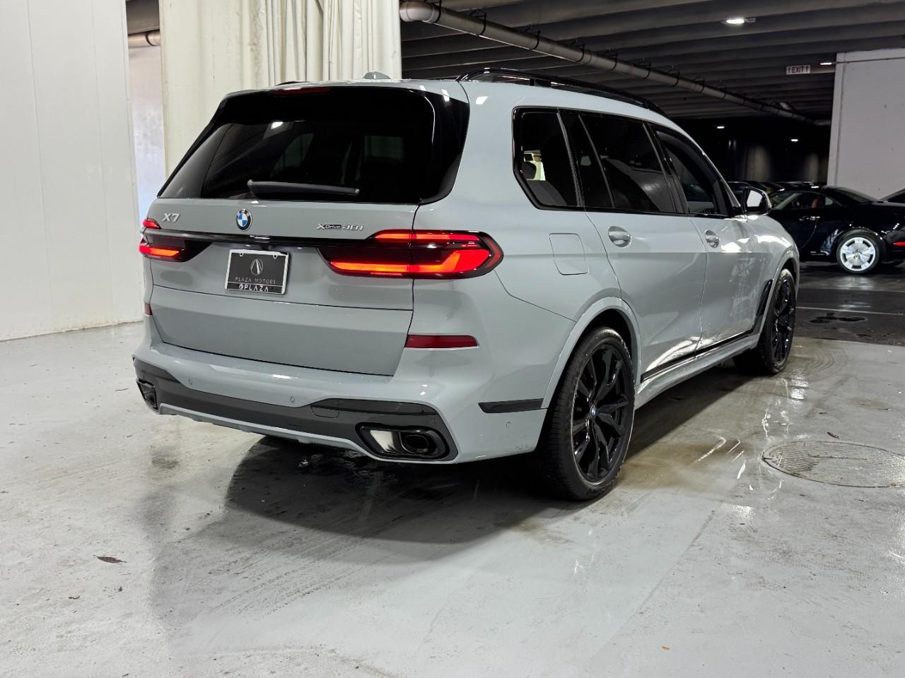 BMW X7 Vehicle Full-screen Gallery Image 4