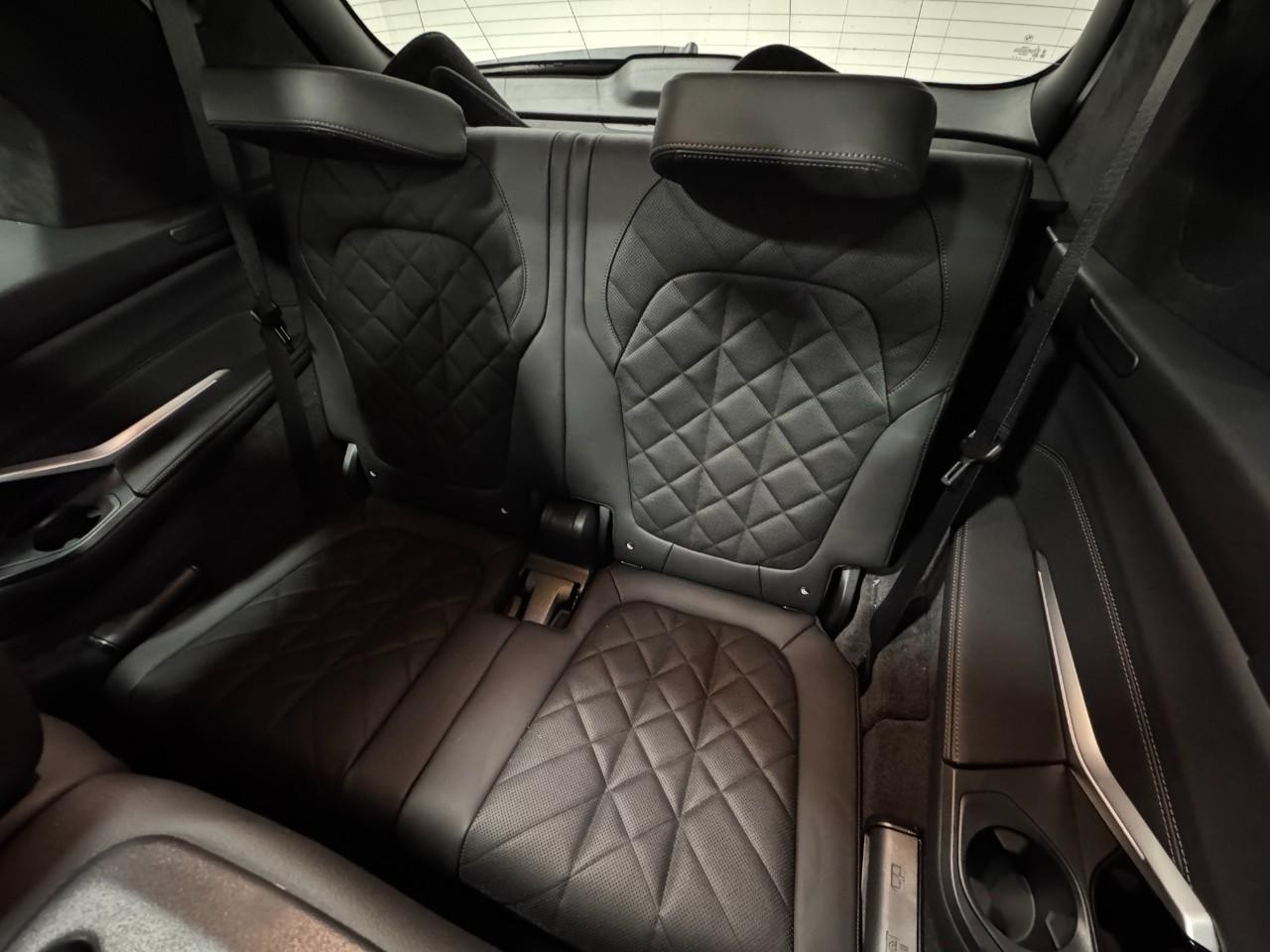 BMW X7 Vehicle Full-screen Gallery Image 8