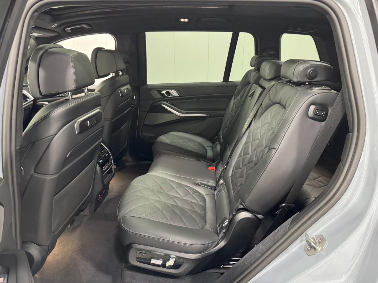 BMW X7 Vehicle Full-screen Gallery Image 9