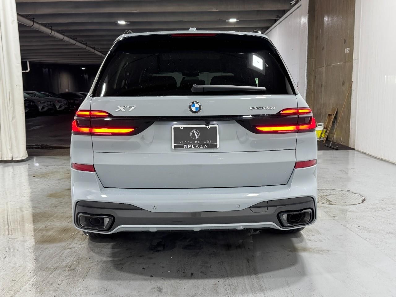 BMW X7 Vehicle Full-screen Gallery Image 10