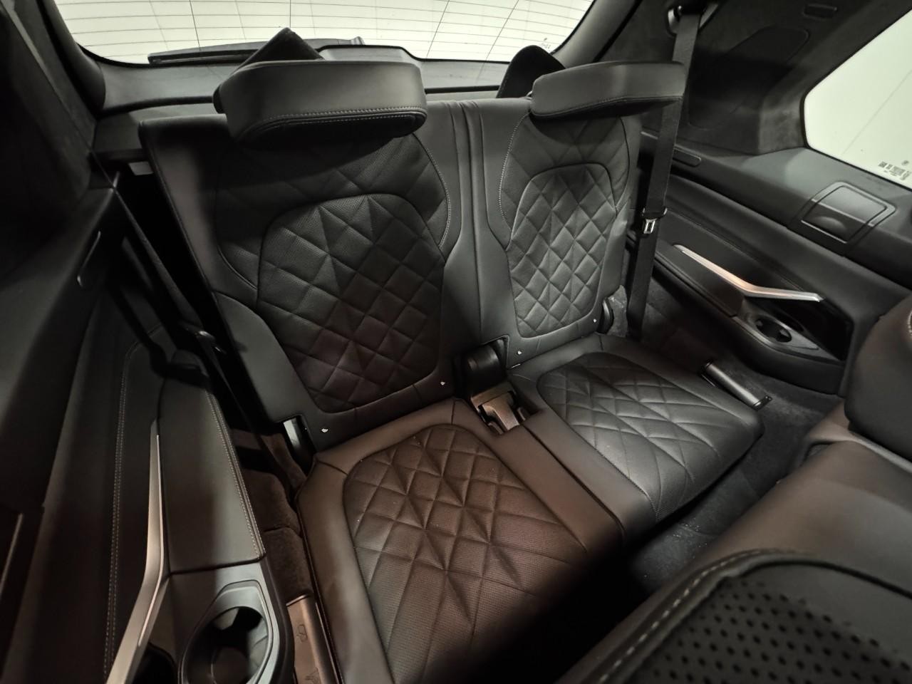BMW X7 Vehicle Full-screen Gallery Image 11