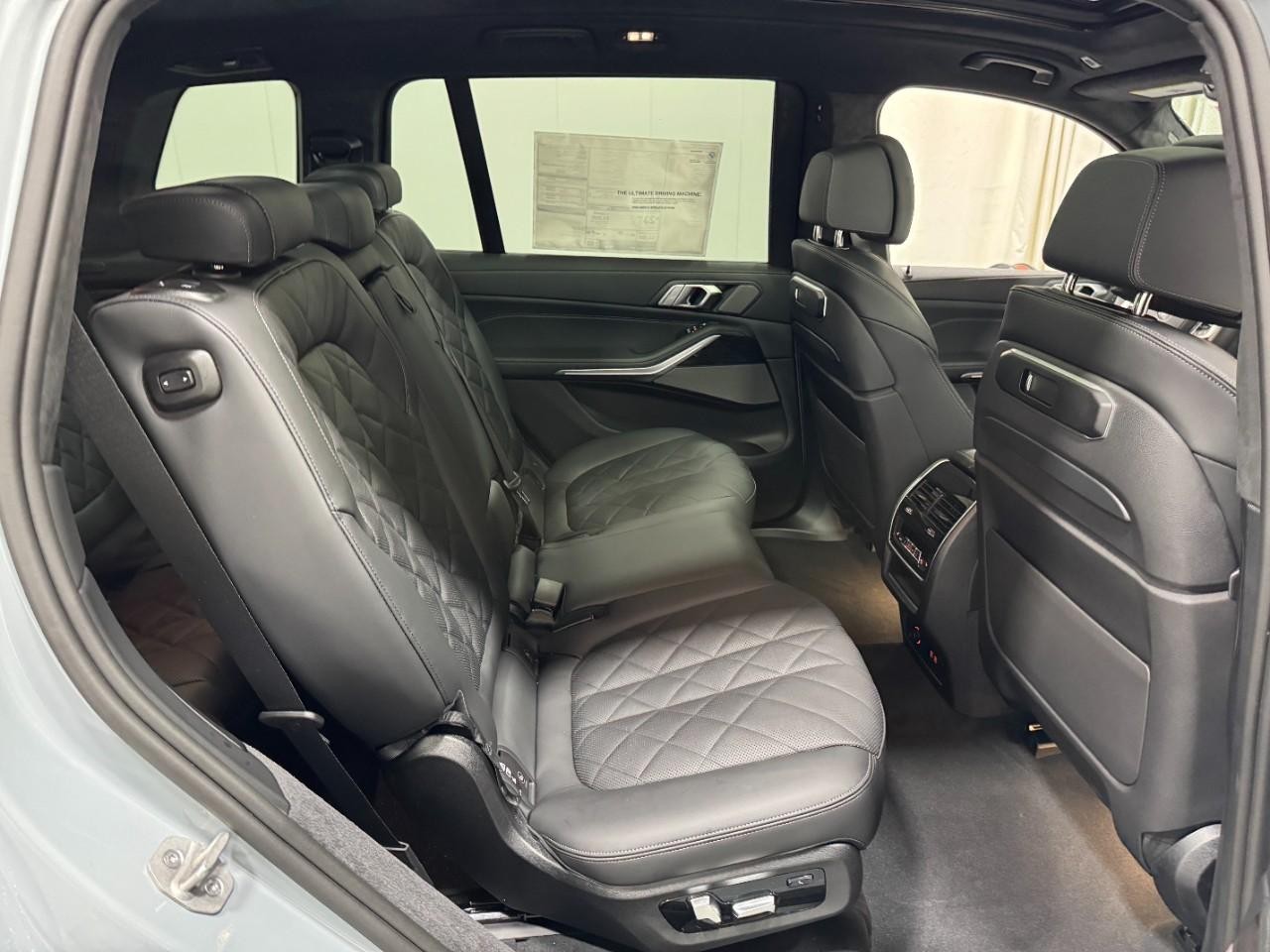 BMW X7 Vehicle Full-screen Gallery Image 12