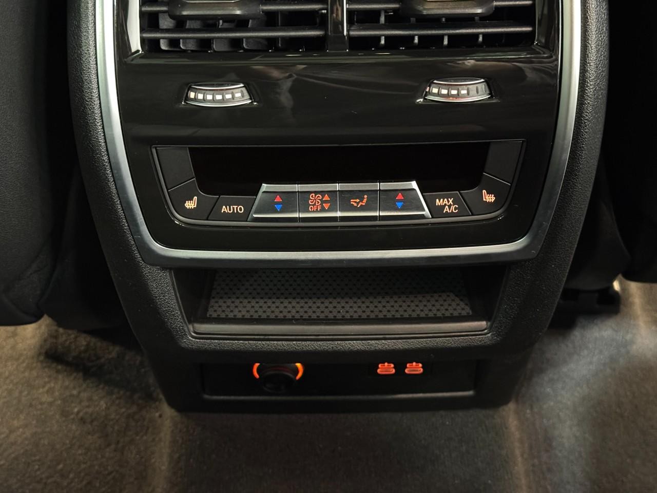 BMW X7 Vehicle Full-screen Gallery Image 13