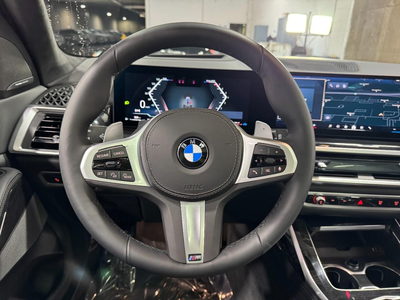 BMW X7 Vehicle Full-screen Gallery Image 16