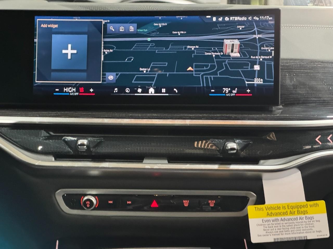 BMW X7 Vehicle Full-screen Gallery Image 17