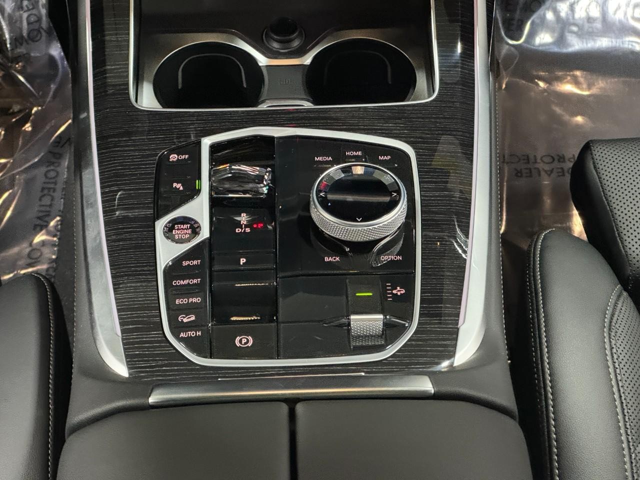 BMW X7 Vehicle Full-screen Gallery Image 18