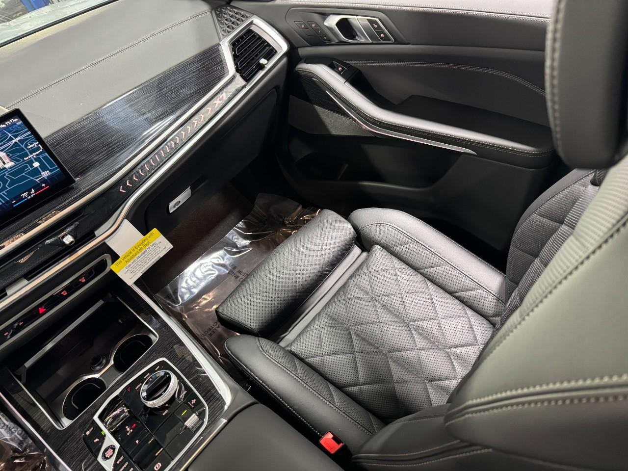 BMW X7 Vehicle Full-screen Gallery Image 19