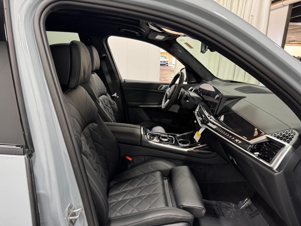 BMW X7 Vehicle Full-screen Gallery Image 20