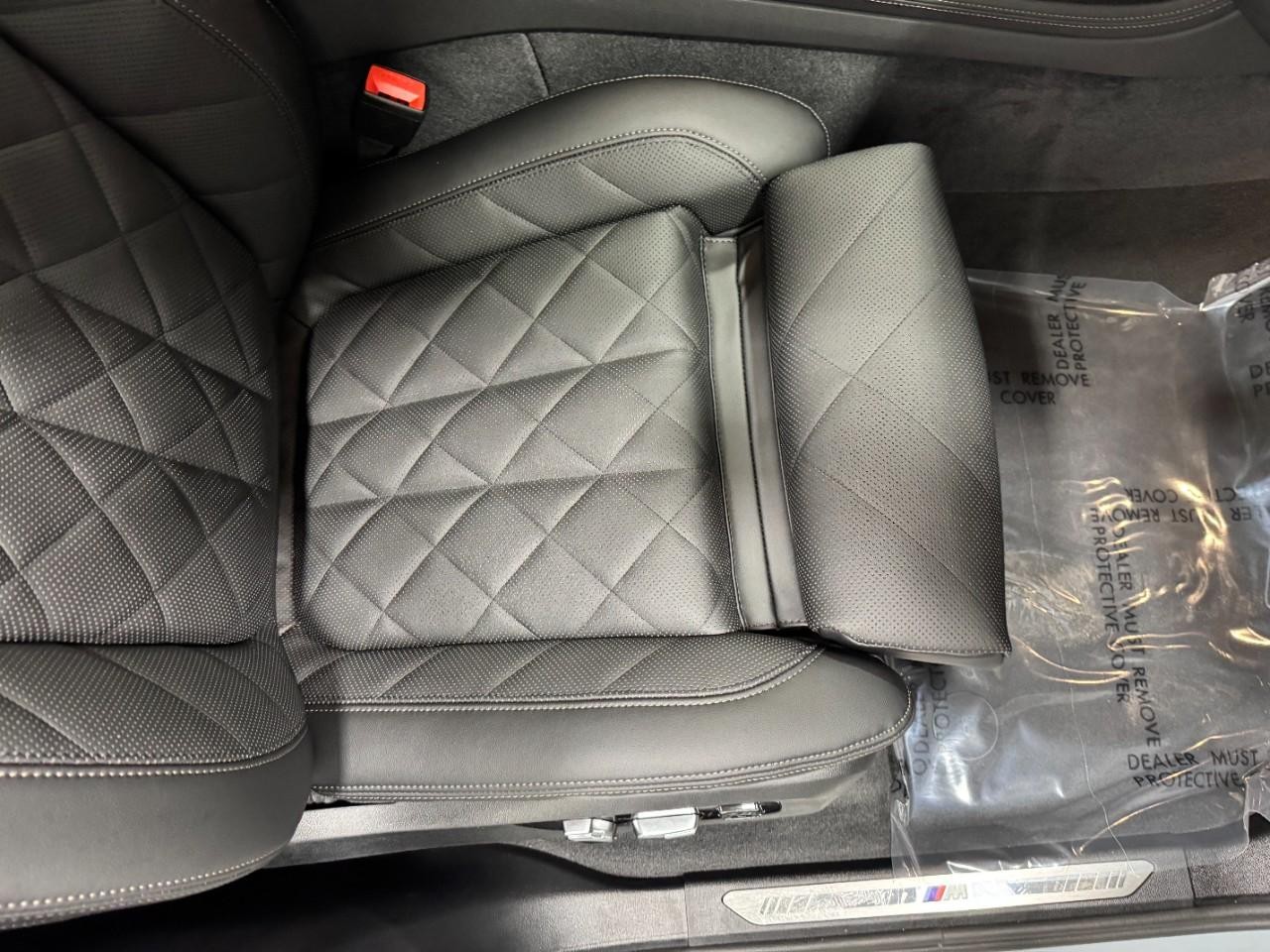 BMW X7 Vehicle Full-screen Gallery Image 21