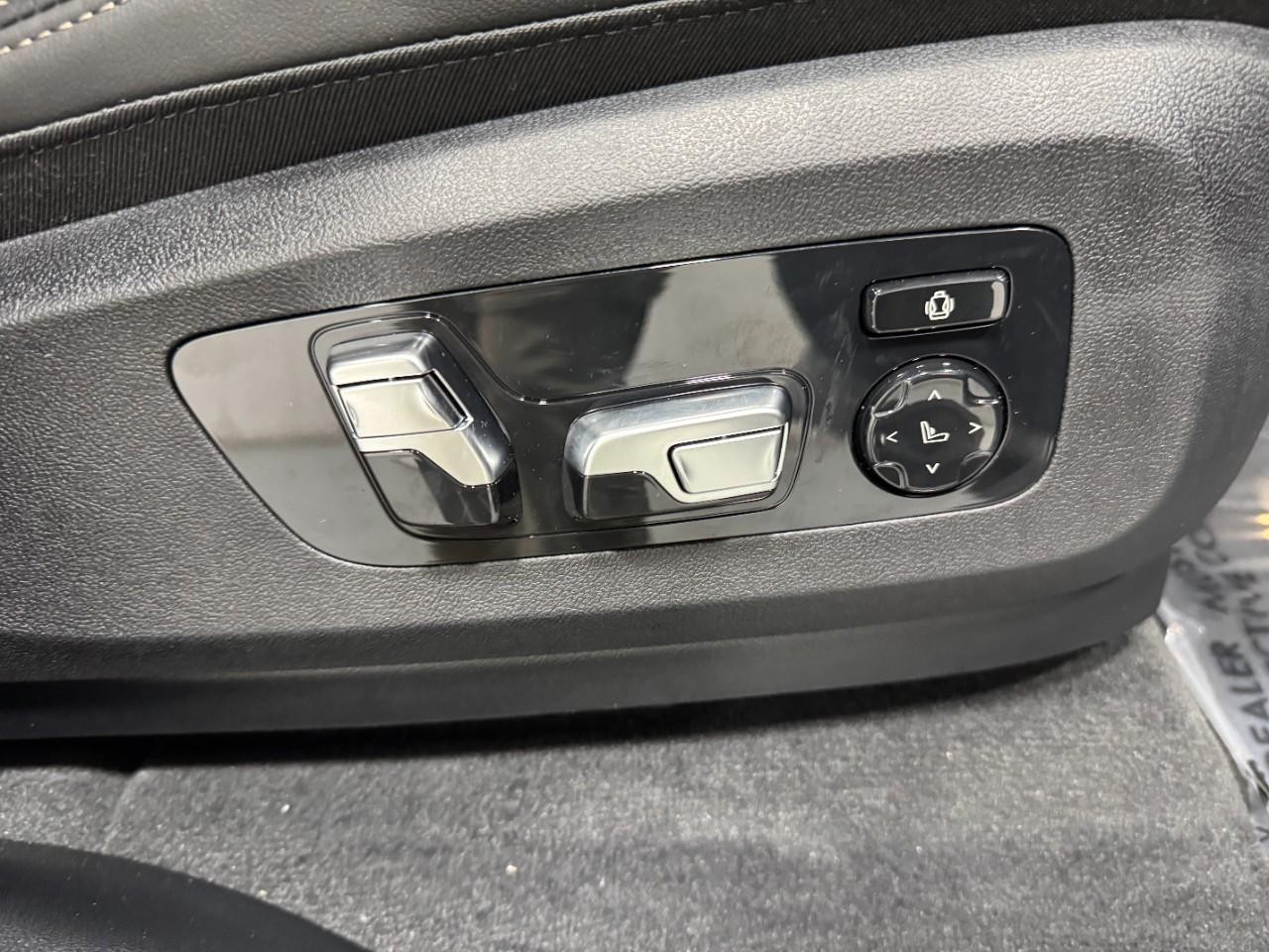 BMW X7 Vehicle Full-screen Gallery Image 22