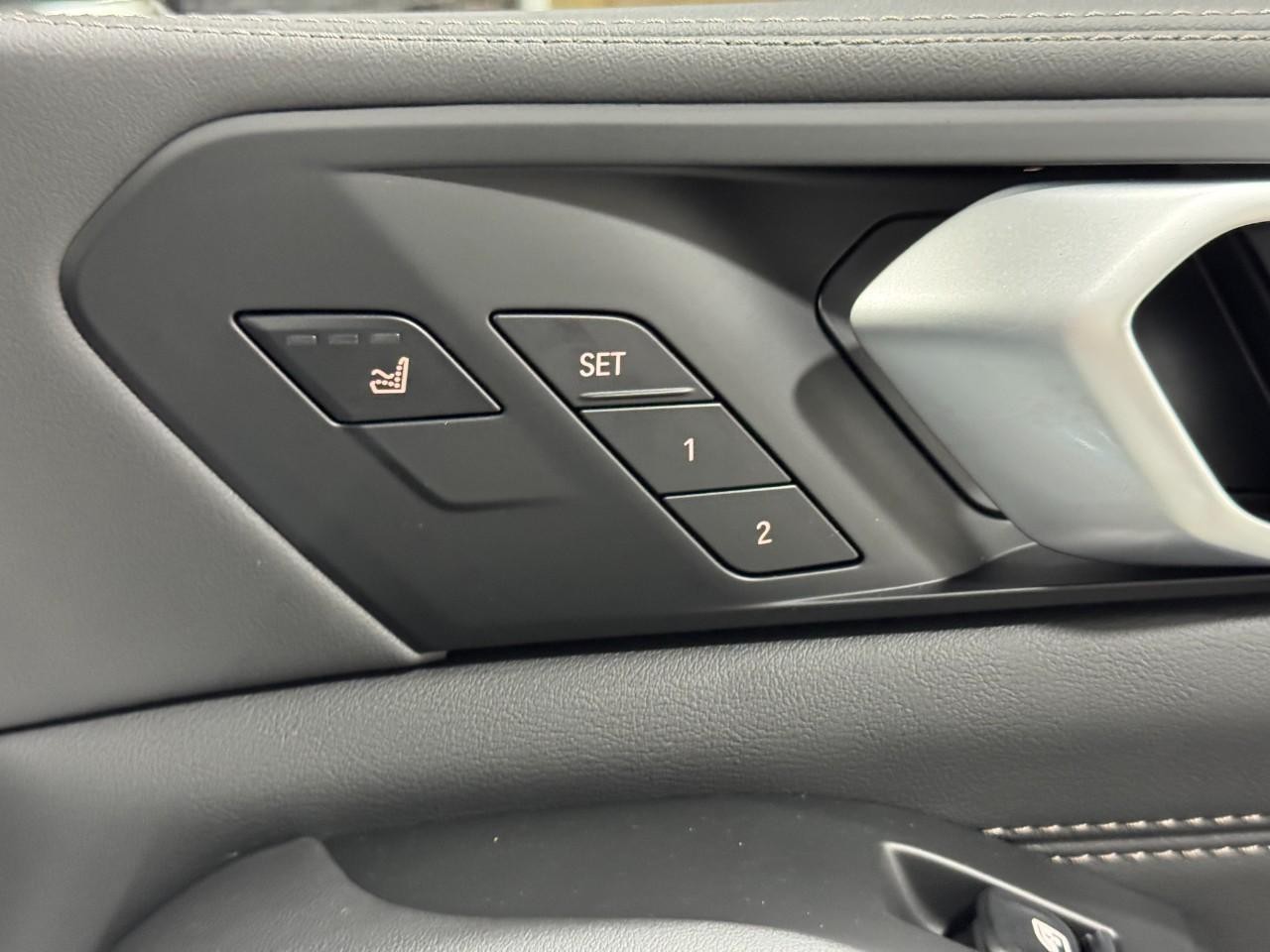 BMW X7 Vehicle Full-screen Gallery Image 23