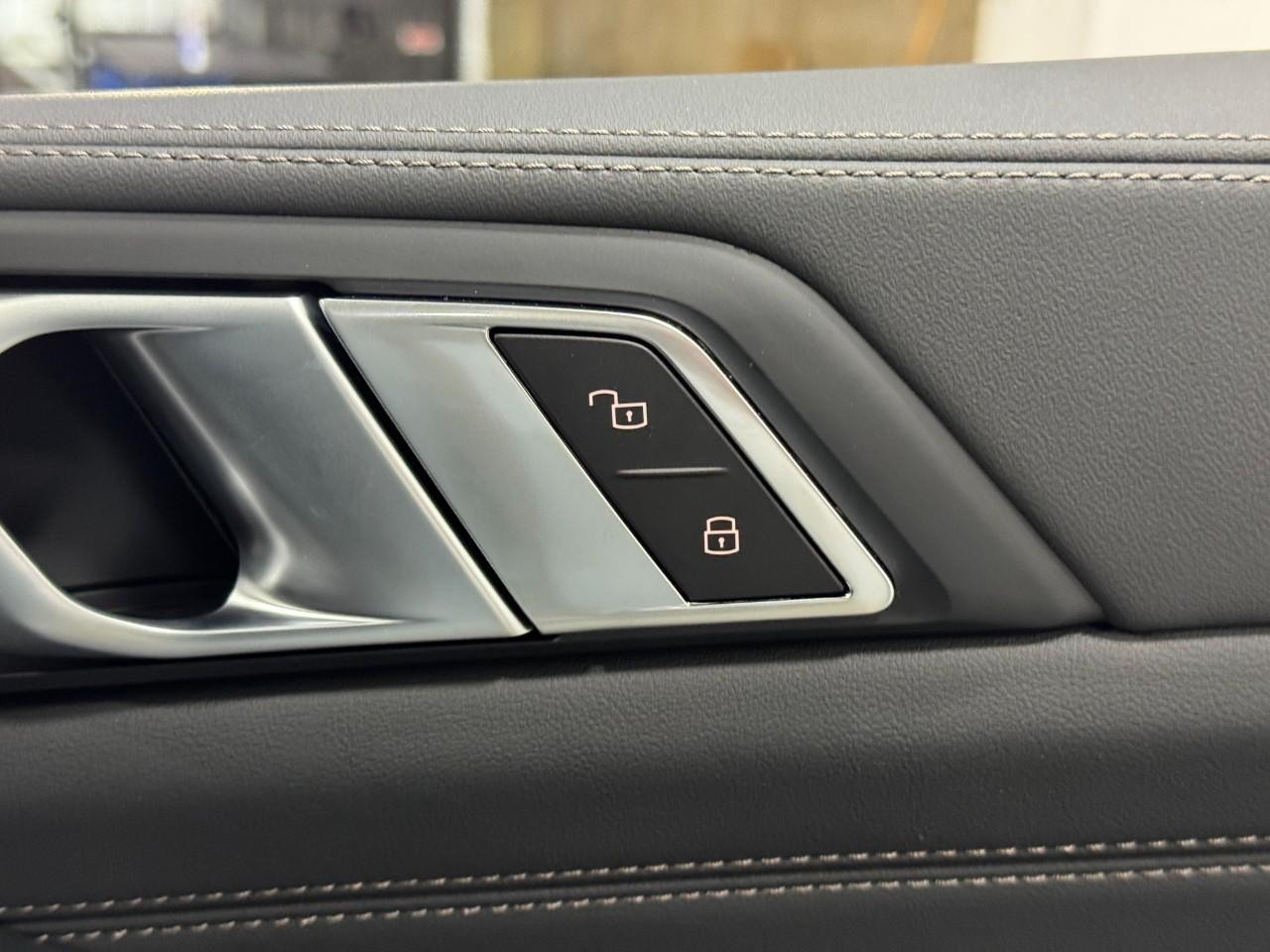 BMW X7 Vehicle Full-screen Gallery Image 24