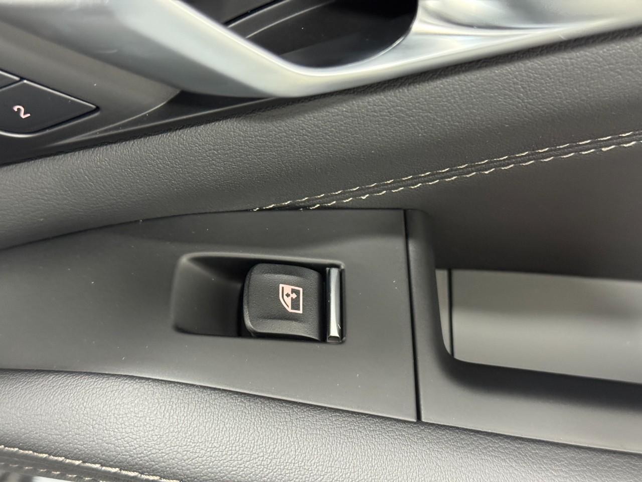 BMW X7 Vehicle Full-screen Gallery Image 25