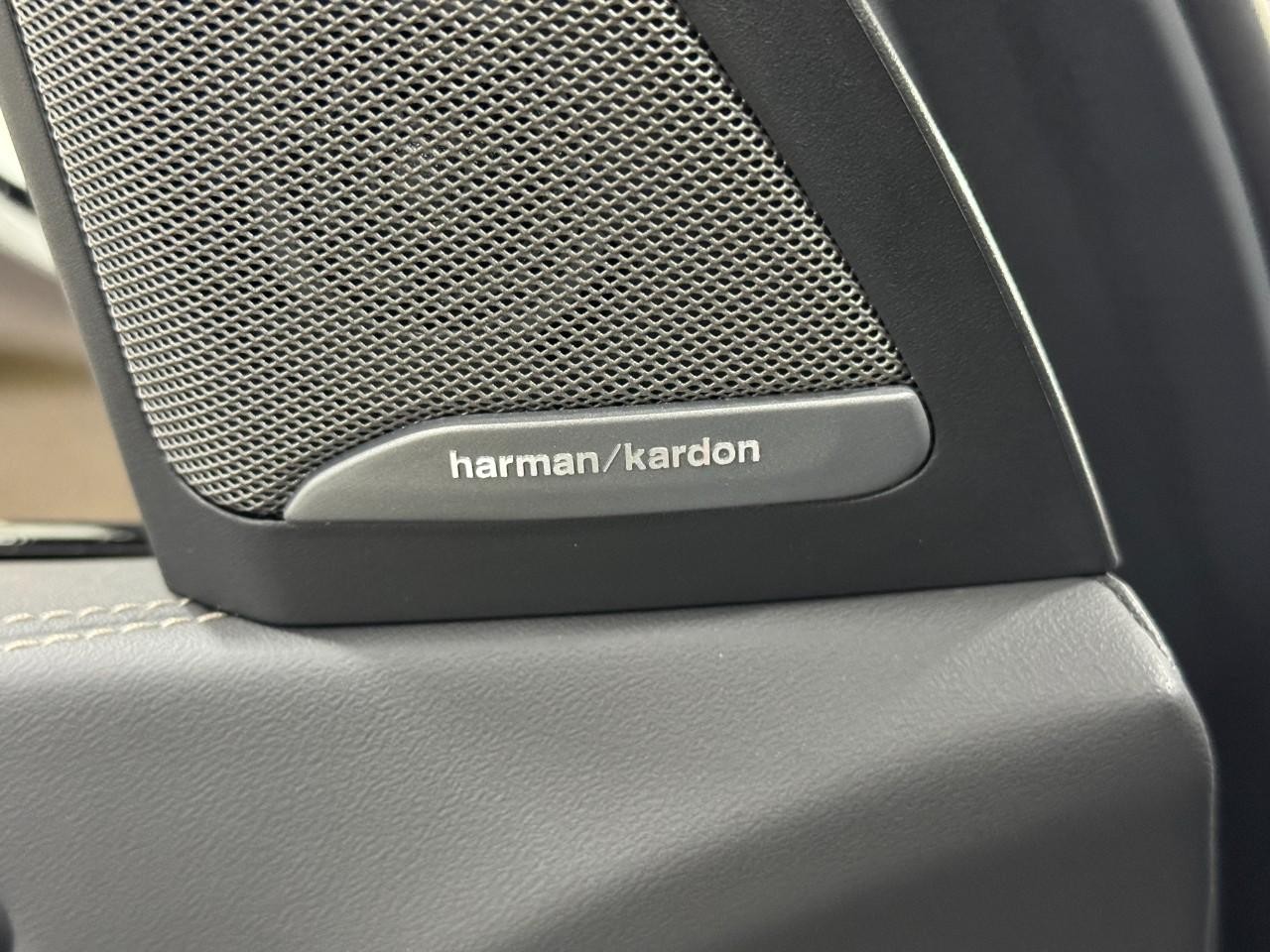 BMW X7 Vehicle Full-screen Gallery Image 26