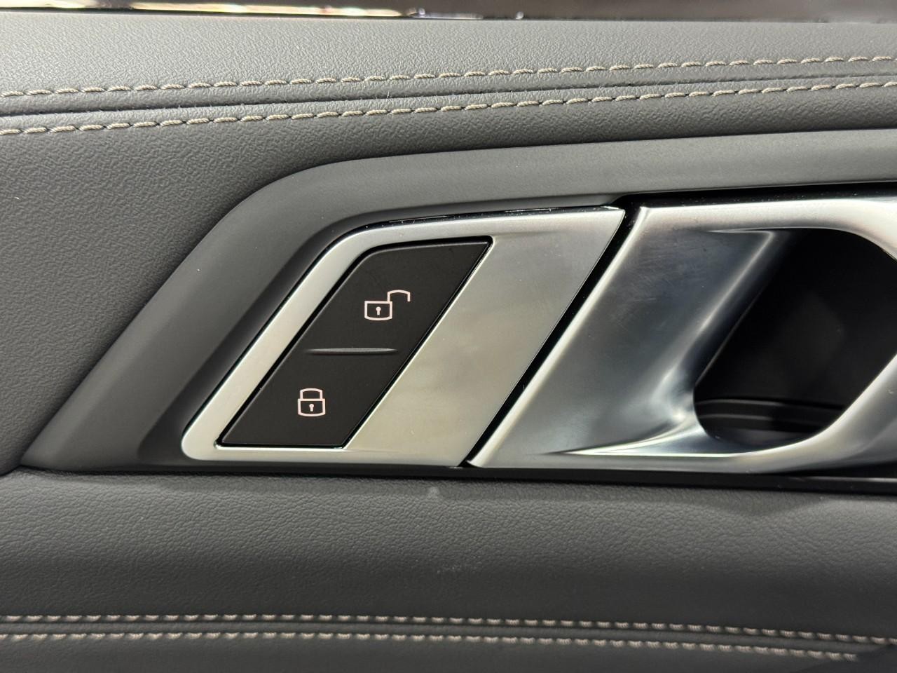 BMW X7 Vehicle Full-screen Gallery Image 28