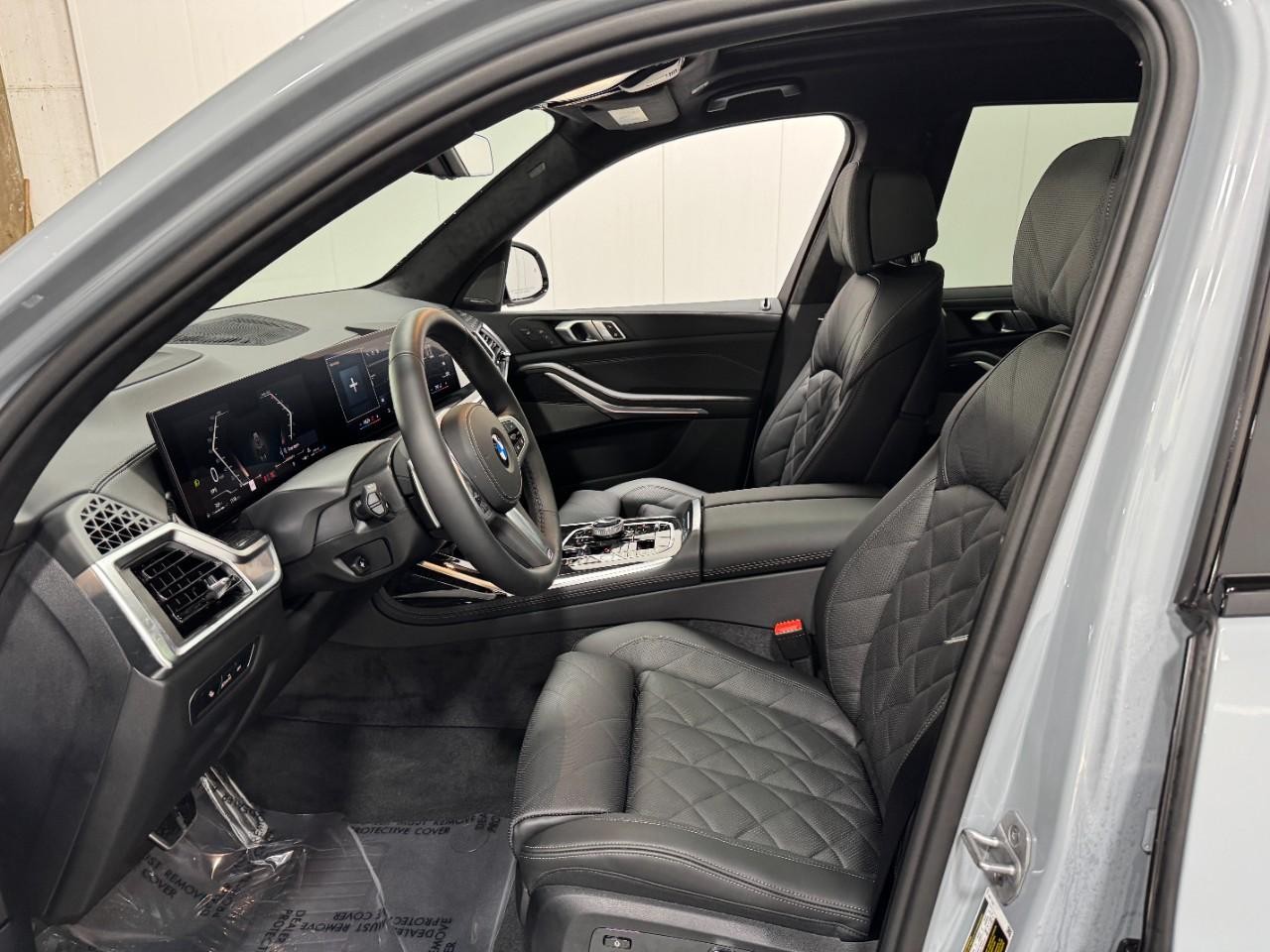 BMW X7 Vehicle Full-screen Gallery Image 30