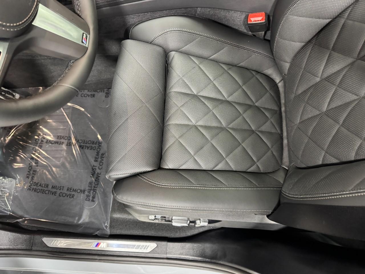 BMW X7 Vehicle Full-screen Gallery Image 31