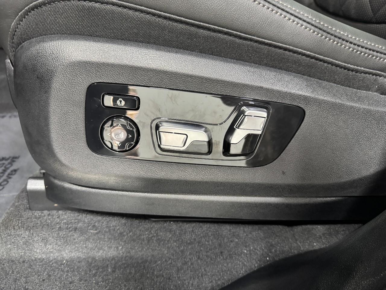 BMW X7 Vehicle Full-screen Gallery Image 32