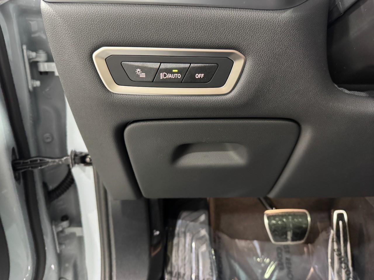 BMW X7 Vehicle Full-screen Gallery Image 33