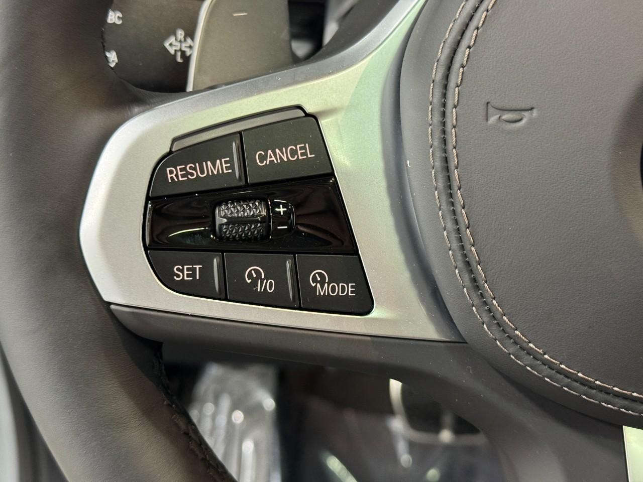 BMW X7 Vehicle Full-screen Gallery Image 34