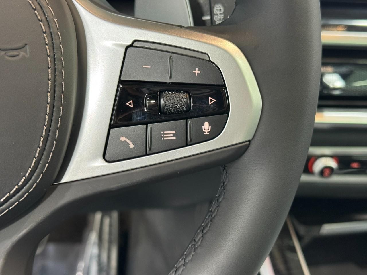 BMW X7 Vehicle Full-screen Gallery Image 35